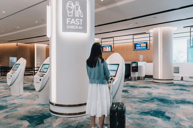 Sân bay Changi tái mở cửa nhà ga T2, nội khu hiện đại, đầy hơi thở thiên nhiên khiến tín đồ du lịch nhấp nhổm! - Ảnh 1.