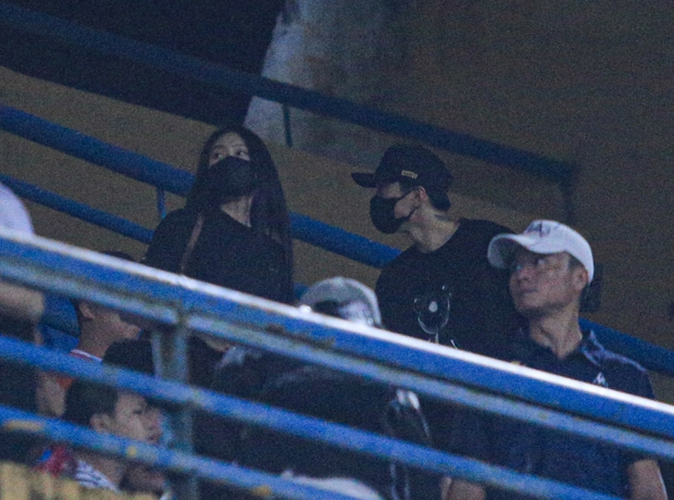 Doãn Hải My và Đoàn Văn Hậu xuất hiện đẳng cấp, điều bận rộn nhưng không quên tình nhân tại sân Hàng Đẫy trước đám cưới