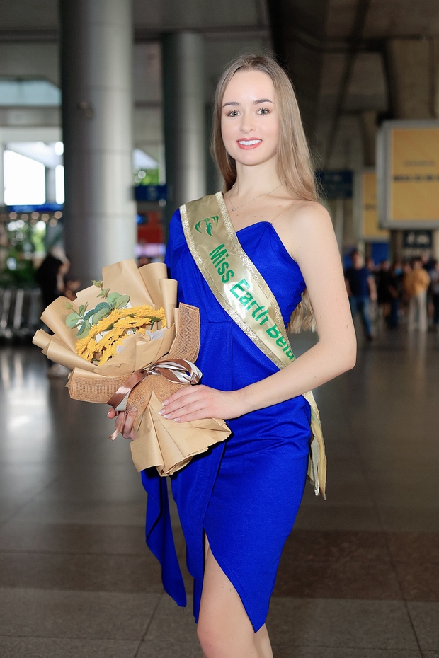 Dàn thí sinh Miss Earth 2023 diện áo dài khi đến Việt Nam - Ảnh 13.