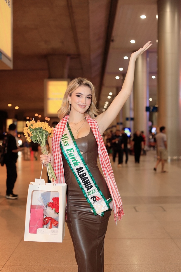 Dàn thí sinh Miss Earth 2023 diện áo dài khi đến Việt Nam - Ảnh 10.