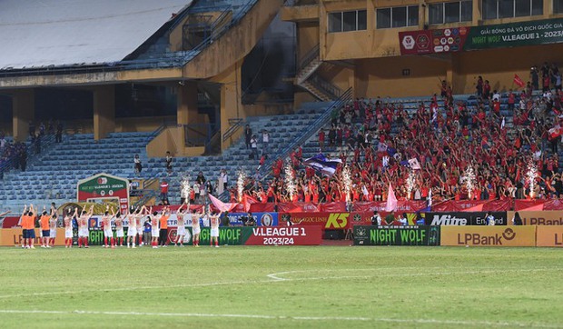 Văn Quyết tuyệt vọng trước thất bại của Hà Nội FC liên tiếp trong khung thành riêng