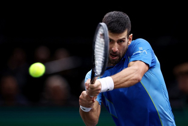 Djokovic vượt qua Rune sau tiếng la ó của khán giả tại Paris Masters