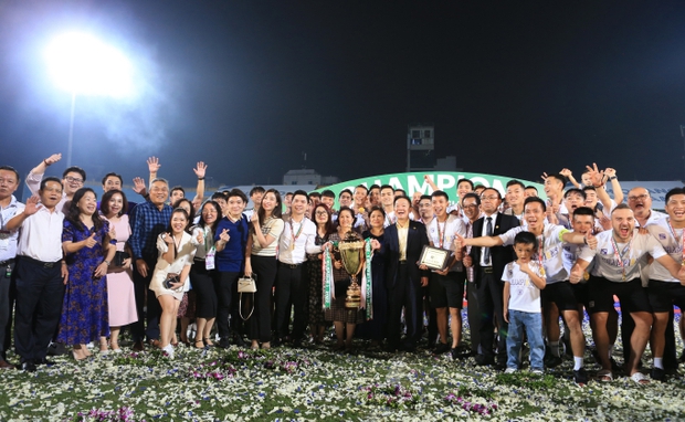 Tiền thưởng của các đội vô địch VLeague: Bầu Hiển chi cả chục tỷ cho Hà Nội, CLB CAHN được nhận khoản thưởng nhỏ nhất