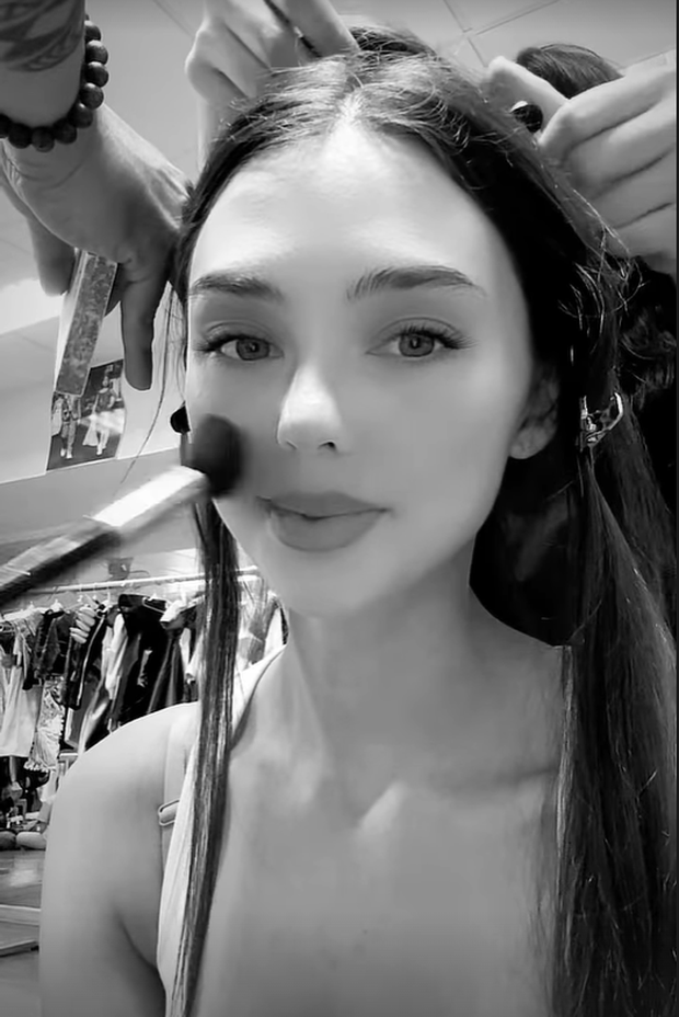 Vợ nước ngoài của Bùi Tiến Dũng trao quà cho mẹ chồng, tỏ tình bằng lời Việt