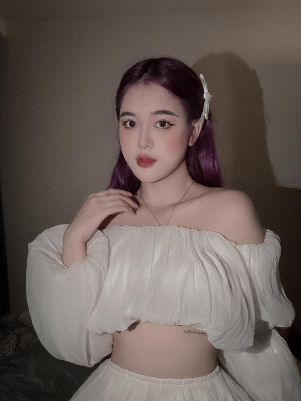 Vợ trung vệ U23 Việt Nam đến sân cổ vũ chồng, trên mạng xinh như búp bê, ngoài đời có nhan sắc tương đương không?