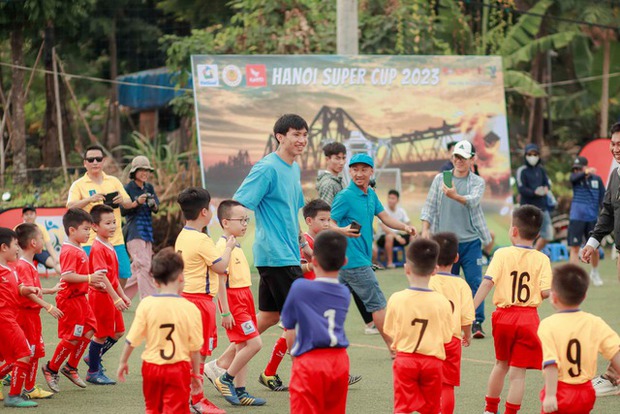 Đoàn Văn Hậu truyền cảm hứng cho thế hệ Cầu thủ trẻ như một hồi ức tuổi thơ trở về