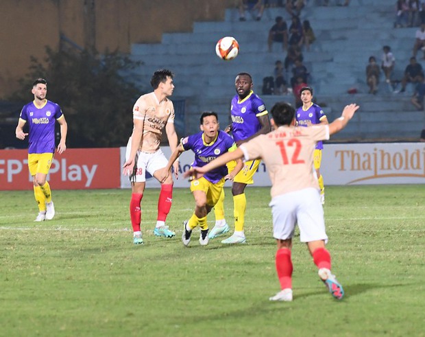 Văn Quyết tuyệt vọng trước thất bại của Hà Nội FC liên tiếp trong khung thành riêng