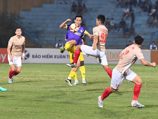 Văn Quyết tuyệt vọng trước thất bại của Hà Nội FC liên tiếp trong khung thành riêng