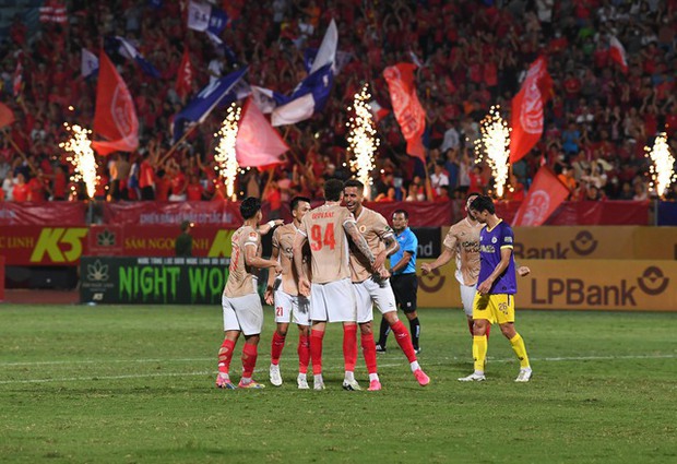 Văn Quyết tuyệt vọng trước thất bại của Hà Nội FC liên tiếp trong khung thành riêng