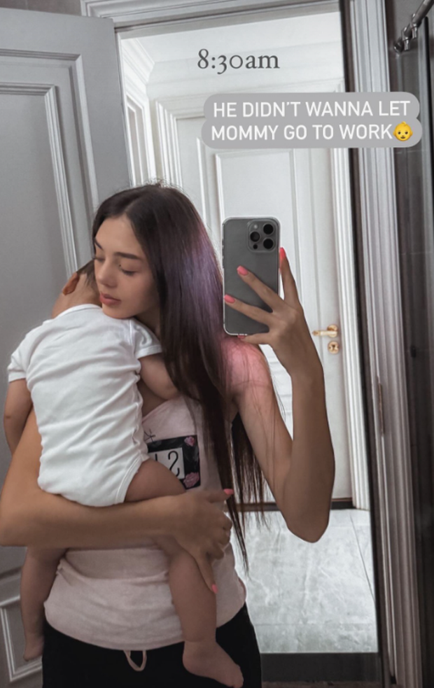 Vợ nước ngoài của Bùi Tiến Dũng trao quà cho mẹ chồng, tỏ tình bằng lời Việt