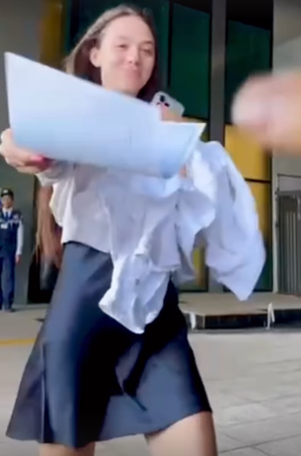 Vợ nước ngoài của Bùi Tiến Dũng trao quà cho mẹ chồng, tỏ tình bằng lời Việt