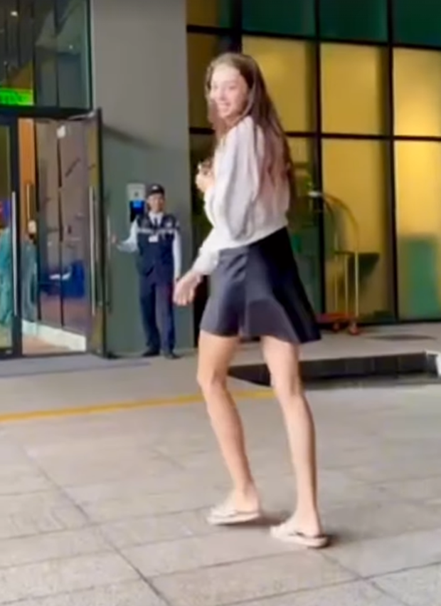 Vợ nước ngoài của Bùi Tiến Dũng trao quà cho mẹ chồng, tỏ tình bằng lời Việt