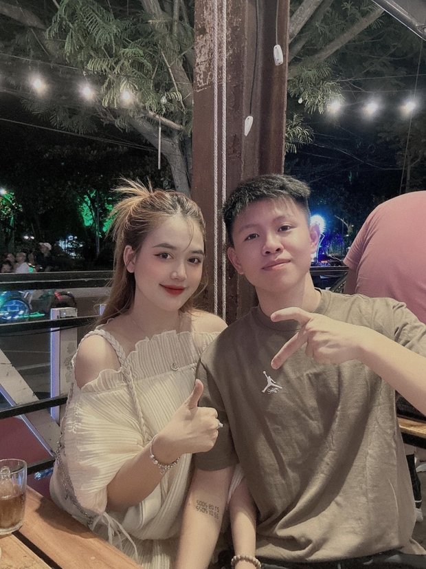 Vợ trung vệ U23 Việt Nam đến sân cổ vũ chồng, trên mạng xinh như búp bê, ngoài đời có nhan sắc tương đương không?