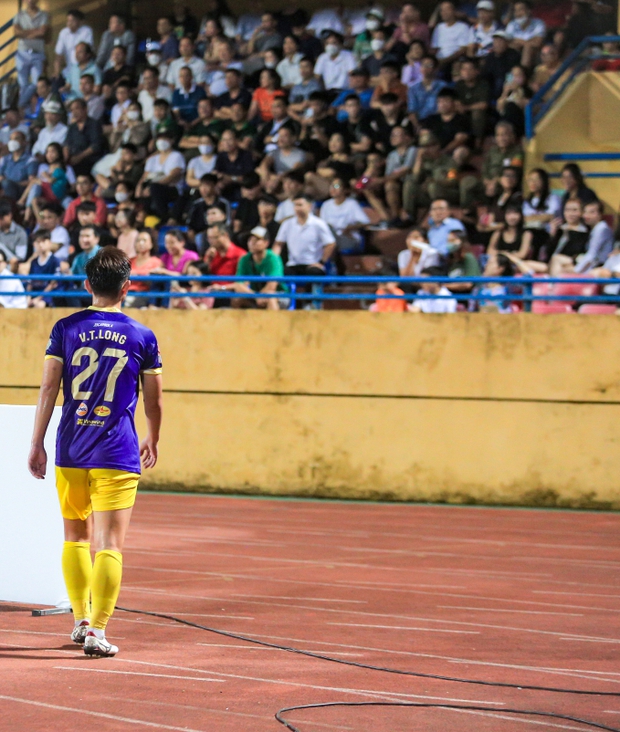 Vợ trung vệ U23 Việt Nam đến sân cổ vũ chồng, trên mạng xinh như búp bê, ngoài đời có nhan sắc tương đương không?