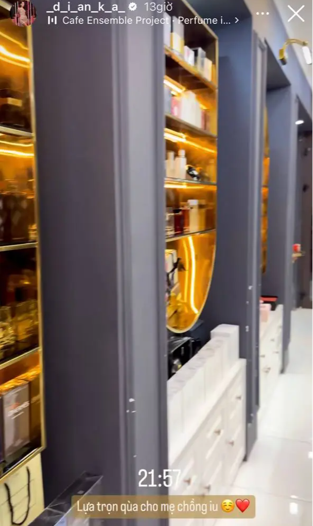 Vợ nước ngoài của Bùi Tiến Dũng trao quà cho mẹ chồng, tỏ tình bằng lời Việt