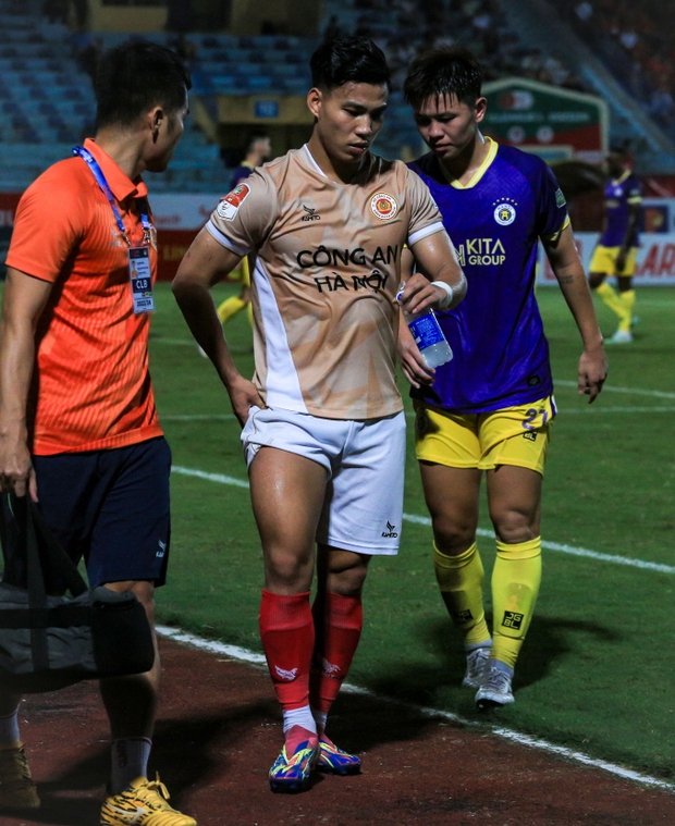 Vợ trung vệ U23 Việt Nam đến sân cổ vũ chồng, trên mạng xinh như búp bê, ngoài đời có nhan sắc tương đương không?