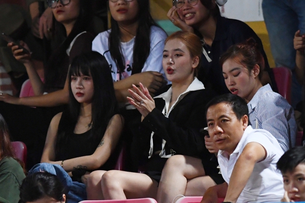 Vợ trung vệ U23 Việt Nam đến sân cổ vũ chồng, trên mạng xinh như búp bê, ngoài đời có nhan sắc tương đương không?