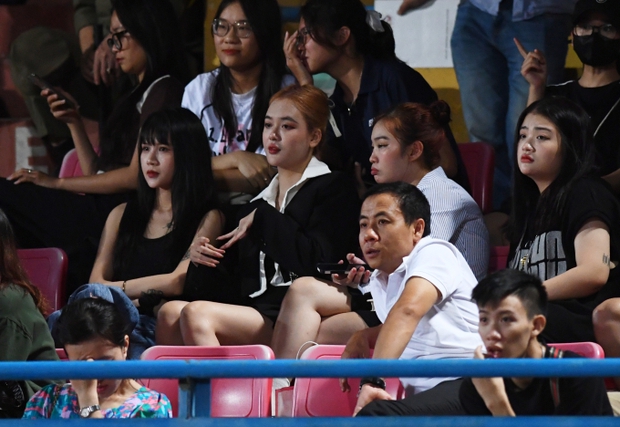 Vợ trung vệ U23 Việt Nam đến sân cổ vũ chồng, trên mạng xinh như búp bê, ngoài đời có nhan sắc tương đương không?