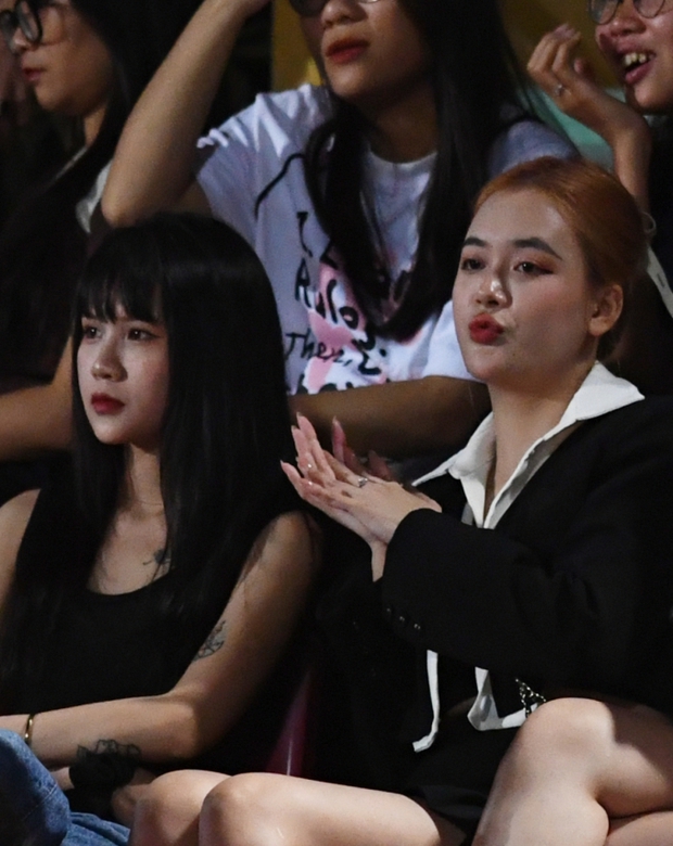 Vợ trung vệ U23 Việt Nam đến sân cổ vũ chồng, trên mạng xinh như búp bê, ngoài đời có nhan sắc tương đương không?