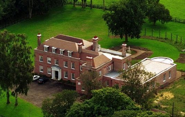 Dàn siêu xe hầm hố và biệt thự đồng triệu của Beckham