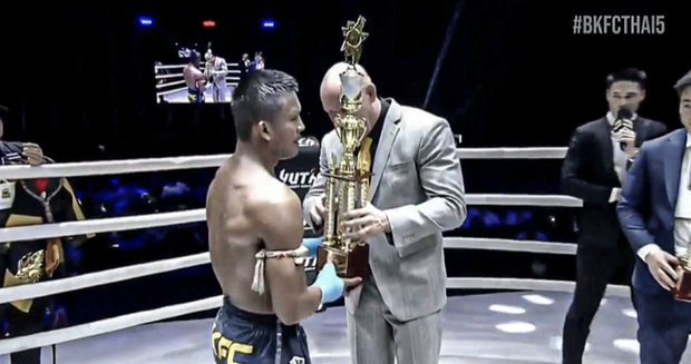 Buakaw vượt qua Saenchai trong cuộc đọ sức của hai huyền thoại