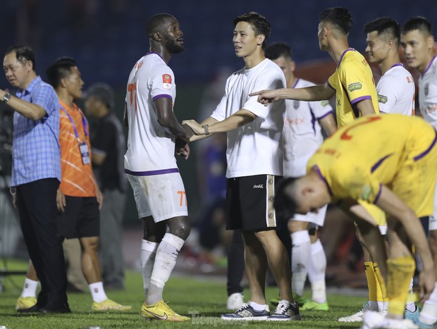 Tiến Linh và HLV Lê Huỳnh Đức tranh cãi sau chiến thắng