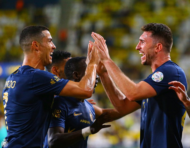 Ronaldo đứng trước cơ hội lớn phá kỷ lục vĩ đại của Messi về số Quả bóng vàng
