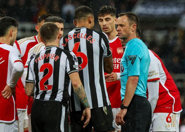 HLV Arsenal phê phán trọng tài, xem bàn thắng của Newcastle là một sự khinh nhục