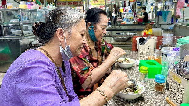 Bên trong khu chợ trăm tuổi của Hà Nội được "đưa xuống lòng đất"