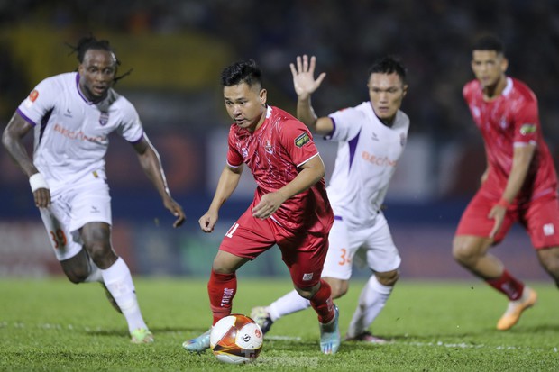 Tiến Linh và HLV Lê Huỳnh Đức tranh cãi sau chiến thắng