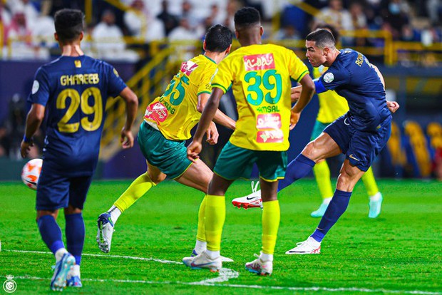 Ronaldo đứng trước cơ hội lớn phá kỷ lục vĩ đại của Messi về số Quả bóng vàng