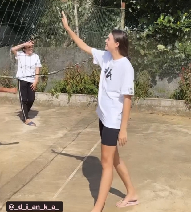 Vợ người mẫu Tây Bùi Tiến Dũng thích nhanh chóng hòa nhập với cuộc sống địa phương: Đi xe máy, tham gia bóng chuyền cùng hàng xóm