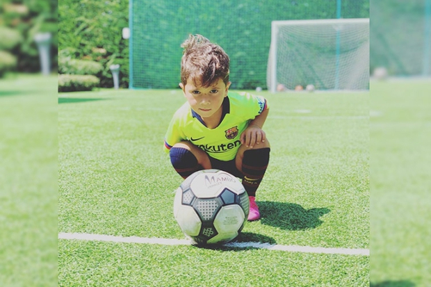 "Cây hài" nhà Messi gây sốt với bàn thắng điệu nghệ, đi bóng và dứt điểm đều giống hệt cha 2 Cậu hai nhà Messi gây sốt với bàn thắng điệu nghệ, đi bóng và dứt điểm đều giống hệt cha - Ảnh 2.