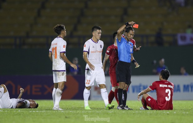 Tiến Linh và HLV Lê Huỳnh Đức tranh cãi sau chiến thắng