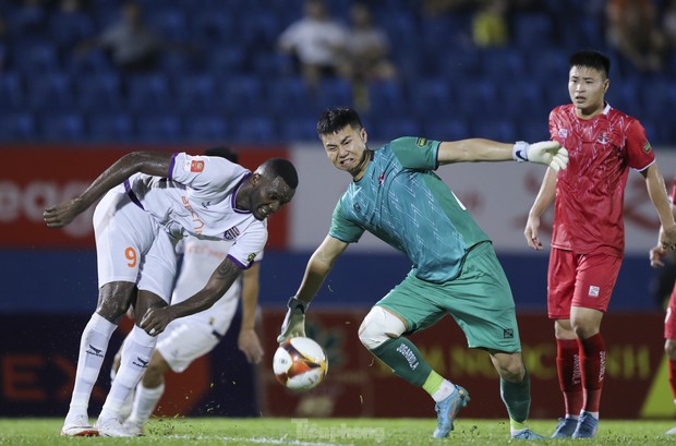 Tiến Linh và HLV Lê Huỳnh Đức tranh cãi sau chiến thắng