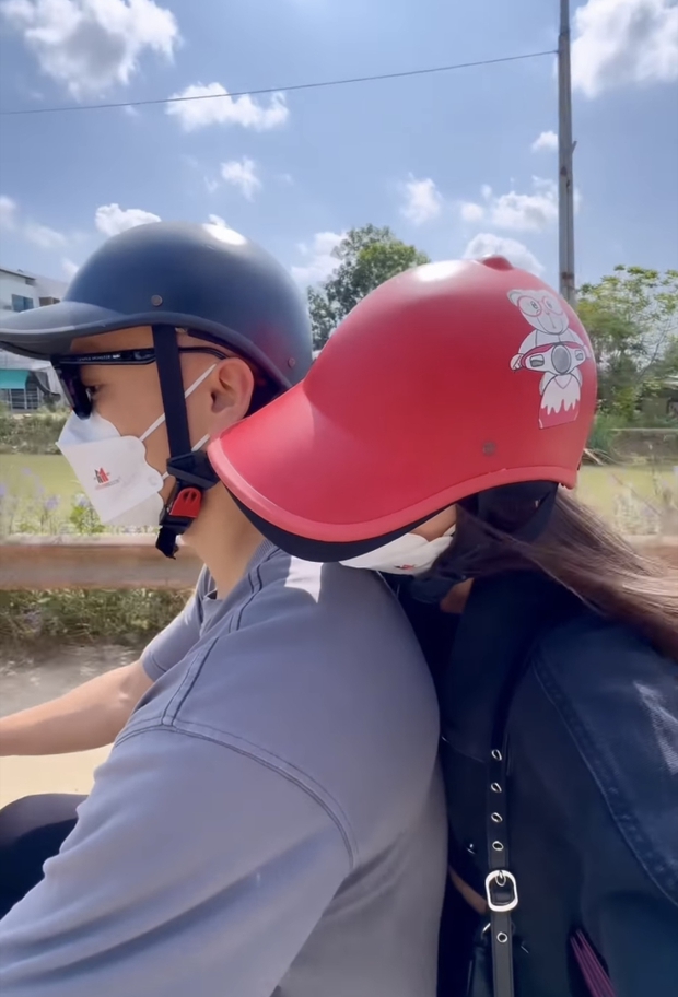 Vợ người mẫu Tây Bùi Tiến Dũng thích nhanh chóng hòa nhập với cuộc sống địa phương: Đi xe máy, tham gia bóng chuyền cùng hàng xóm