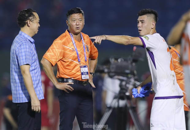 Tiến Linh và HLV Lê Huỳnh Đức tranh cãi sau chiến thắng