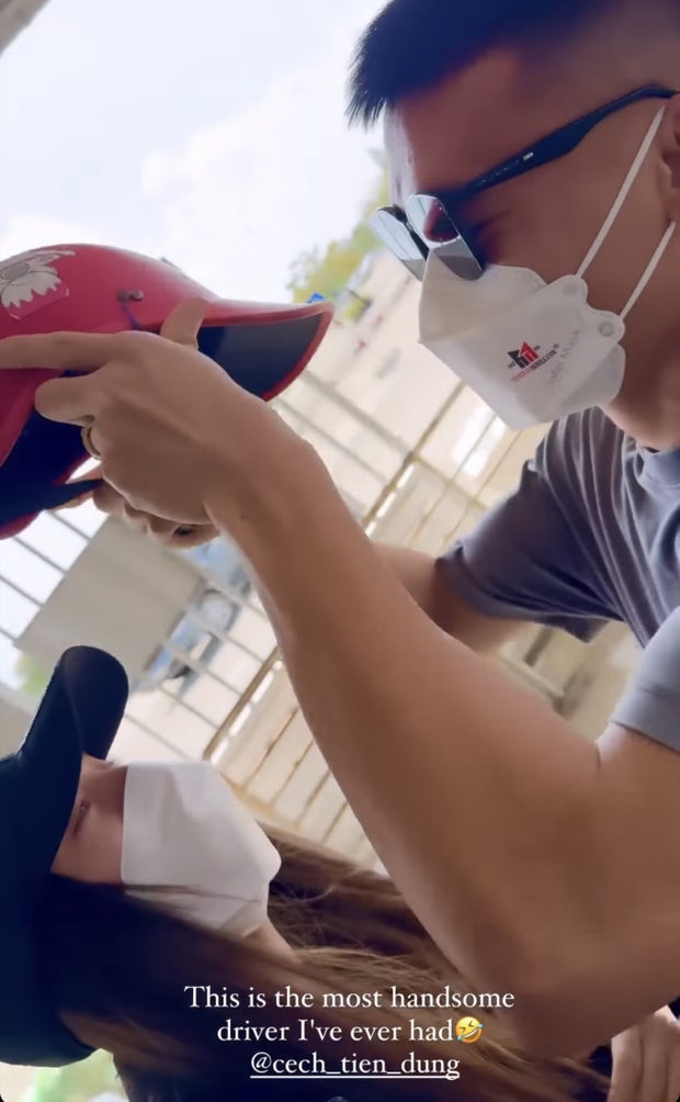 Vợ người mẫu Tây Bùi Tiến Dũng thích nhanh chóng hòa nhập với cuộc sống địa phương: Đi xe máy, tham gia bóng chuyền cùng hàng xóm