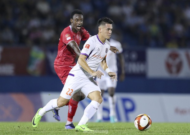 Tiến Linh và HLV Lê Huỳnh Đức tranh cãi sau chiến thắng