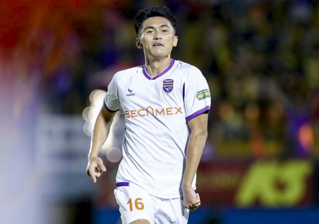 Tiến Linh và HLV Lê Huỳnh Đức tranh cãi sau chiến thắng