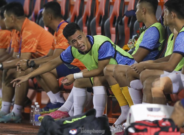 Tiến Linh và HLV Lê Huỳnh Đức tranh cãi sau chiến thắng