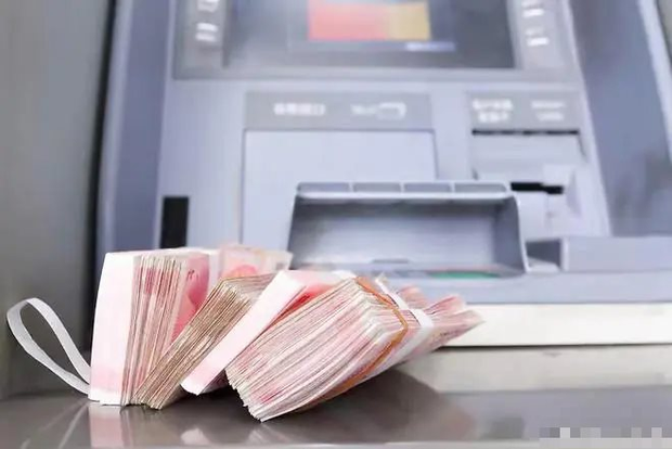 Rút tiền tại cây ATM nhưng bị nuốt thẻ, chưa đầy 1 giờ đồng hồ, người đàn ông bị mất trắng 3 tỷ đồng: Ngân hàng từ chối chịu trách nhiệm, tòa án phải vào cuộc - Ảnh 1.