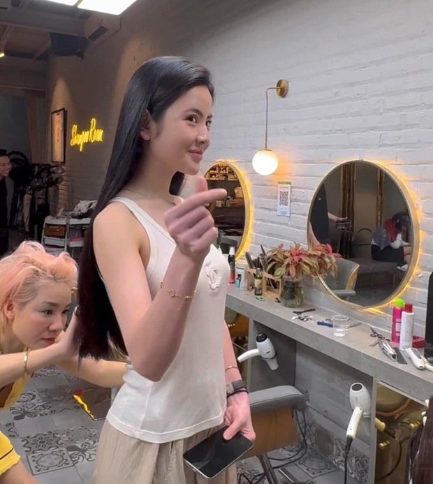 Bạn gái Quang Hải tự hào với mái tóc sáng bóng, vẻ đẹp ngọt ngào trong buổi dạo chơi cùng nhóm bạn gái