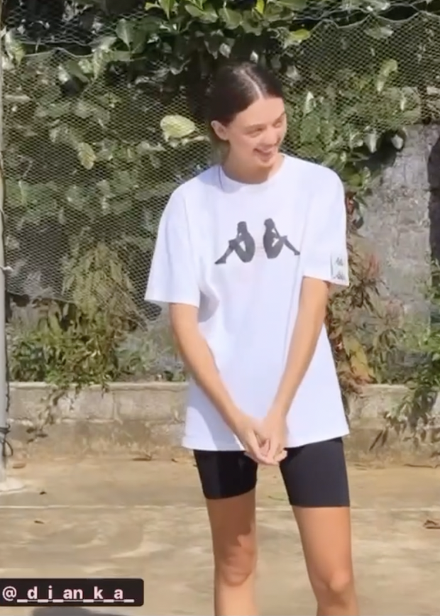 Vợ Tây của Bùi Tiến Dũng tỏa sáng trên sàn catwalk, khác biệt so với vẻ đẹp trong gia đình