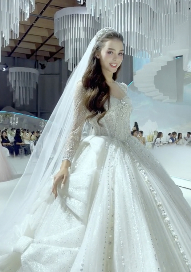 Vợ Tây của Bùi Tiến Dũng tỏa sáng trên sàn catwalk, khác biệt so với vẻ đẹp trong gia đình