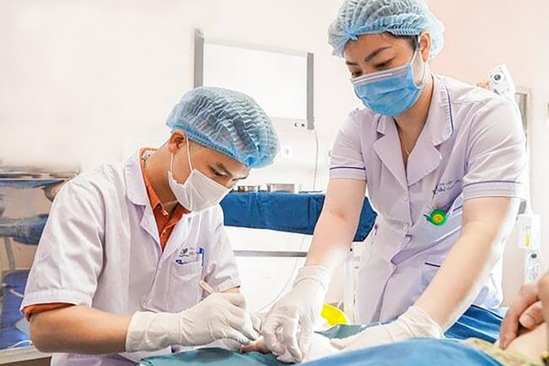 Bé gái 7 tuổi bị tấn công bởi 4 con chó, BV Nhi cảnh báo nguy cơ bệnh dại