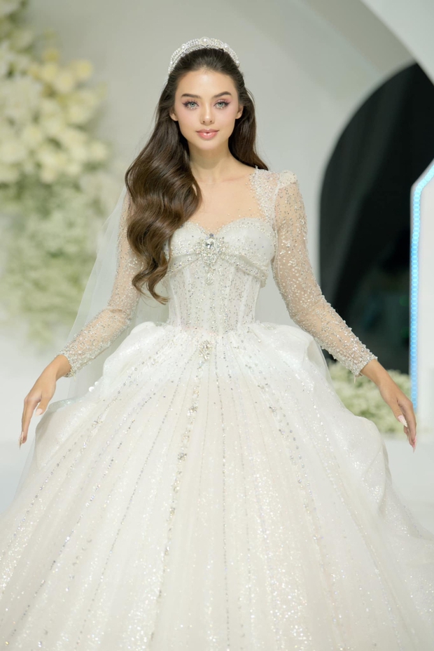 Vợ Tây của Bùi Tiến Dũng tỏa sáng trên sàn catwalk, khác biệt so với vẻ đẹp trong gia đình