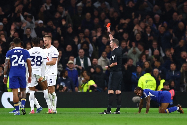 Chelsea thắng đậm trước Tottenham sau thẻ đỏ