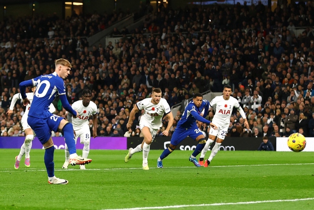Chelsea thắng đậm trước Tottenham sau thẻ đỏ