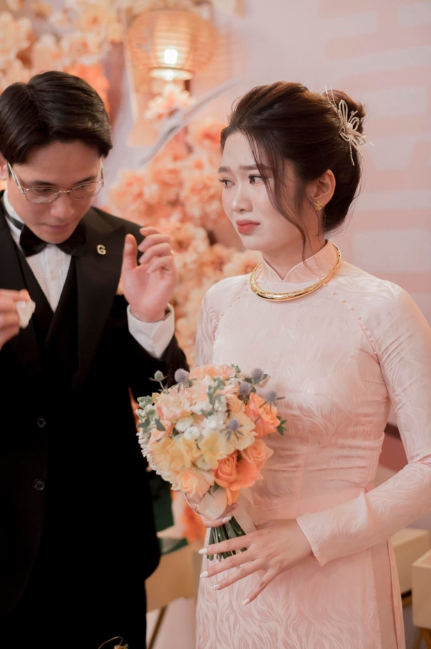 Trung vệ U23 Việt Nam đẹp trai nhất công khai giấy đăng ký kết hôn với vợ làm ngân hàng